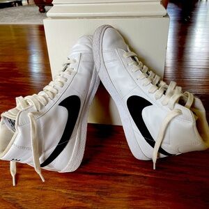 Nike blazer mid 77 – big kids shoes size 7Y – white black